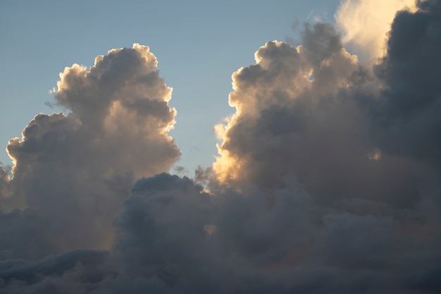 Hilight goldenes Licht im Himmelsreflex zur Wolke.