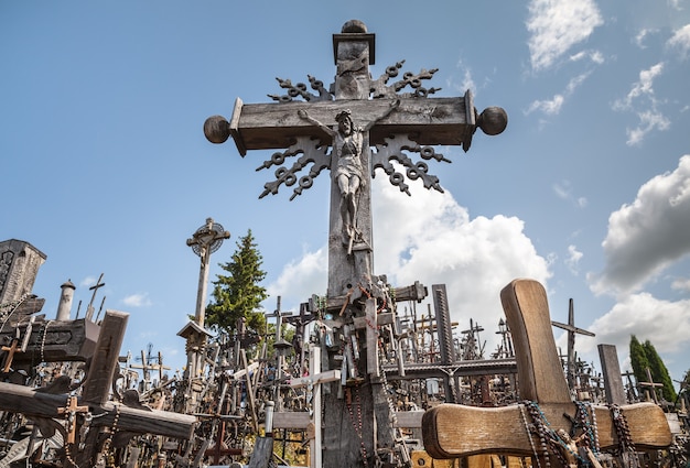 Hill of Crosses es un monumento único de historia y arte popular religioso en Siauliai, Lituania. Texto en las cruces en diferentes idiomas - Oh Dios, protege a nuestra familia, da salud.