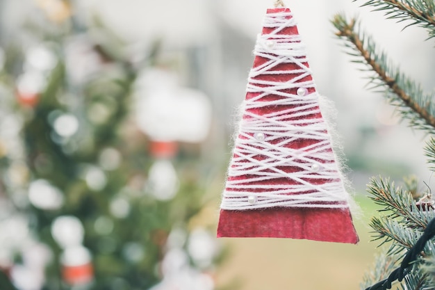 Hilo de bricolaje y decoración de papel en el árbol de Navidad