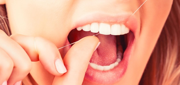 Hilo dental dientes sanos blancos Limpieza dental mujer usando hilo dental Hilo dental Cuidado de los dientes Concepto de dientes sanos Hilo dental Higiene bucal y cuidado de la salud