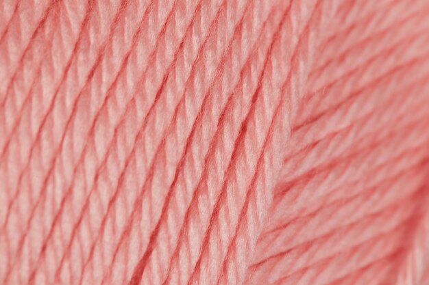 Hilo rosa para crochet de cerca la textura del fondo.