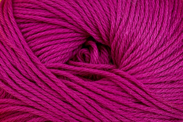 Hilo para tejer fondo de primer plano. Magenta, rosa