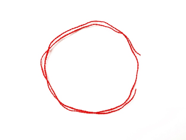Foto hilo de tejer en forma de círculo aislado sobre fondo blanco.