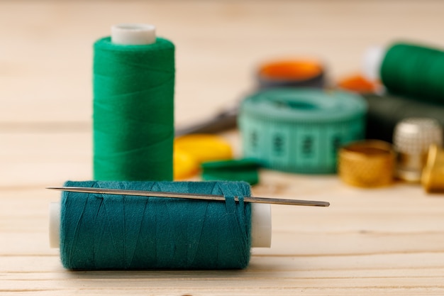 Hilos y accesorios de costura en mesa de madera