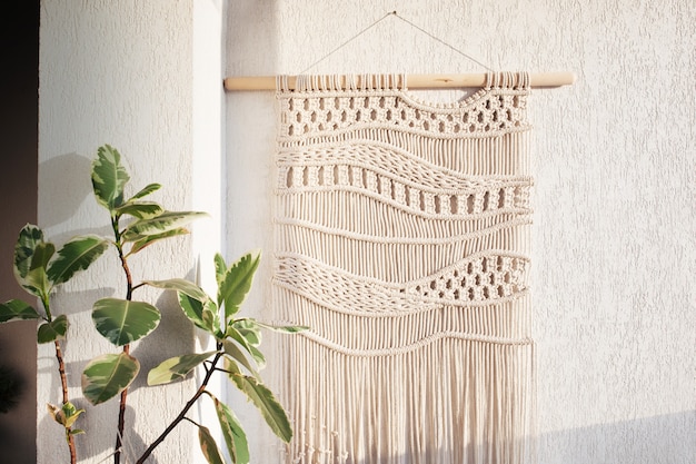 Foto hilos de algodón para colgar en la pared hechos a mano de macramé tejido moderno ecológico en el interior