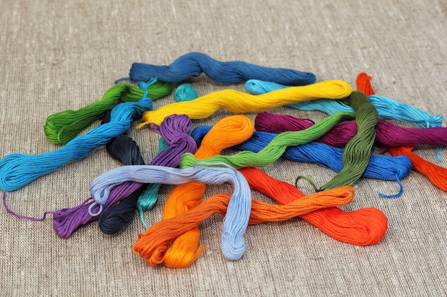 Hilos artesanales de algodón de colores