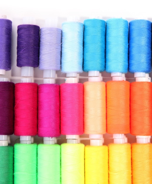 Hilos de coser multicolores aislado en blanco
