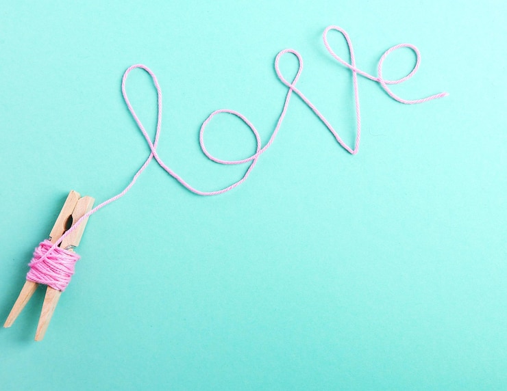 Foto los hilos escriben palabras de amor en azul