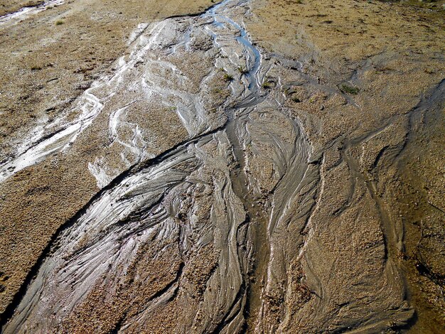 hilos de fondo de agua que se extiende a través de la arena de cerca