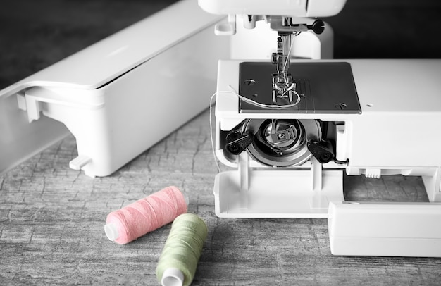 Hilos y máquina de coser en mesa