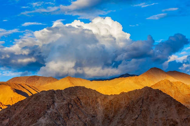 Himalaya-Berge bei Sonnenuntergang