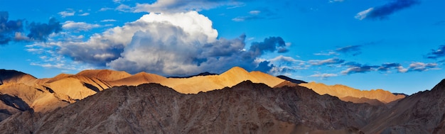 Himalaya-Berge bei Sonnenuntergang