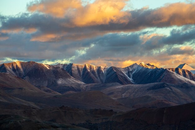 Himalaya-Berglandschaft entlang der Autobahn von Leh nach Manali bei Sonnenaufgang in Indien. Majestätischer felsiger Bergmorgen im indischen Himalaya, Ladakh, Jammu und Kaschmir-Region, Indien. Natur, Reisekonzept