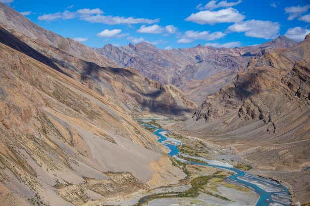 Himalaya-Berglandschaft entlang der Autobahn von Leh nach Manali in Indien. Blauer Fluss und majestätische felsige Berge im indischen Himalaya, Ladakh, Jammu und Kaschmir-Region, Indien. Natur- und Reisekonzept