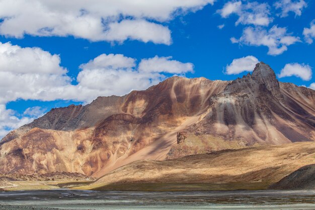 Himalaya-Berglandschaft entlang der Autobahn von Leh nach Manali in Indien. Majestätische felsige Berge im indischen Himalaya, Ladakh, Jammu und Kaschmir-Region, Indien. Natur- und Reisekonzept