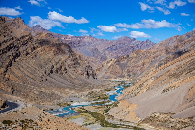 Himalaya-Gebirgslandschaft entlang Leh nach Manali Highway Blauer Fluss und felsige Berge im indischen Himalaya Indien