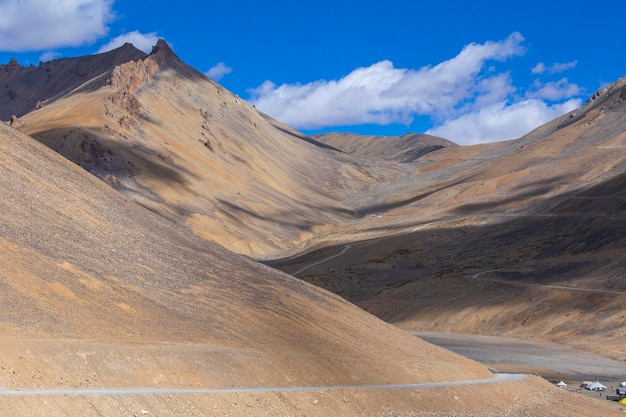 Himalaya-Gebirgslandschaft entlang Leh nach Manali Highway Kurvenreiche Straße und felsige Berge im indischen Himalaya Indien