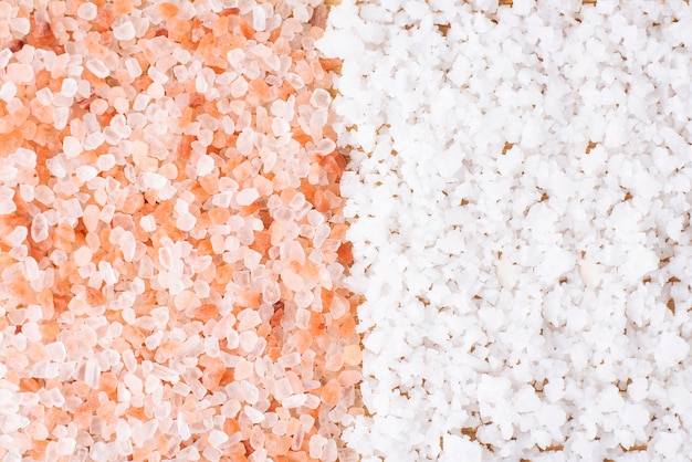 Himalaya rosa Salzkristalle mit grobem Meersalz oder weißem Salz, Peeling Epsom Spa-Therapie, Kochen gesunde Zutat.