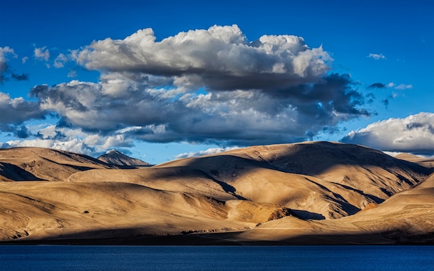 Himalaya und See Tso Moriri bei Sonnenuntergang. Ladakh