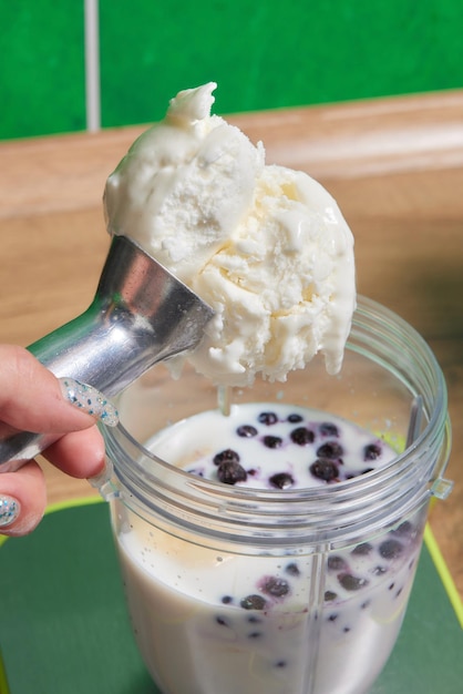 Himbeer-Bananen-Smoothie in einem Mixer kochen