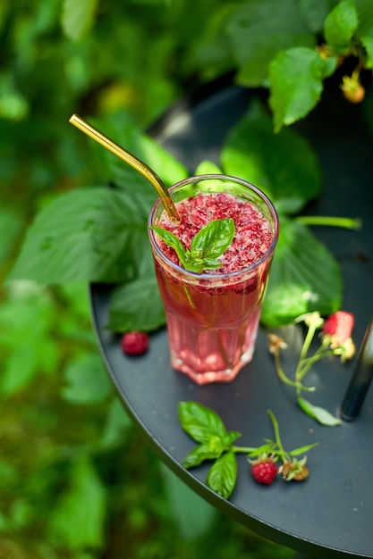 Himbeer-Basilikum-Detox-Wasserlimonade Kaltes Sommergetränk