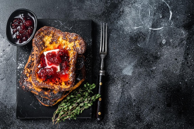 Himbeer French Toast mit Butter auf Marmorplatte Schwarzer Hintergrund Draufsicht Kopierbereich