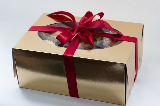 Himbeer-Schokoladenkuchen mit Schlagsahne in einer Geschenkbox