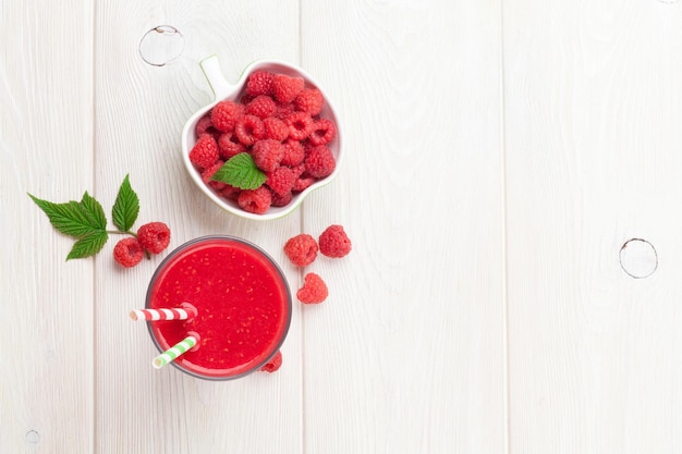 Himbeer-Smoothie mit Beeren