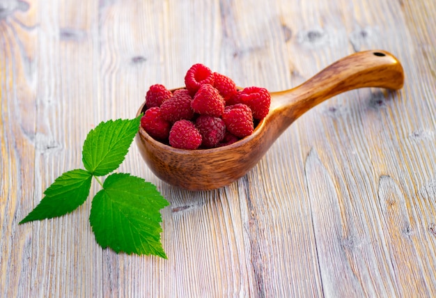 Himbeerbeeren auf hölzernem Hintergrund.