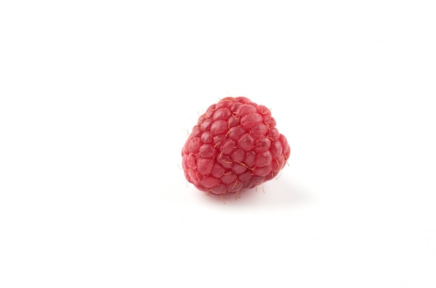 Himbeerbeeren auf Weiß lokalisiert