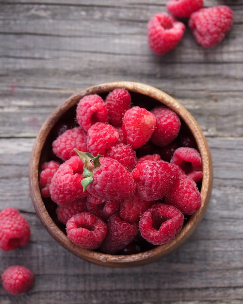 Himbeerbeeren in einer Holzschale