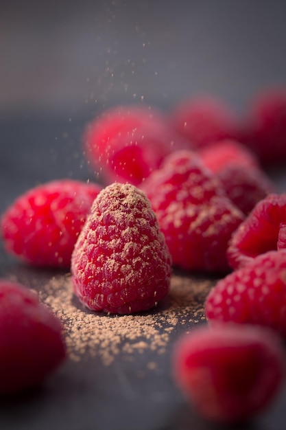 Himbeerbeeren mit Kakao in einem Holztisch