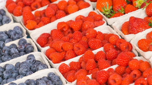 Himbeere und Heidelbeere in Portionsboxen auf dem Markt