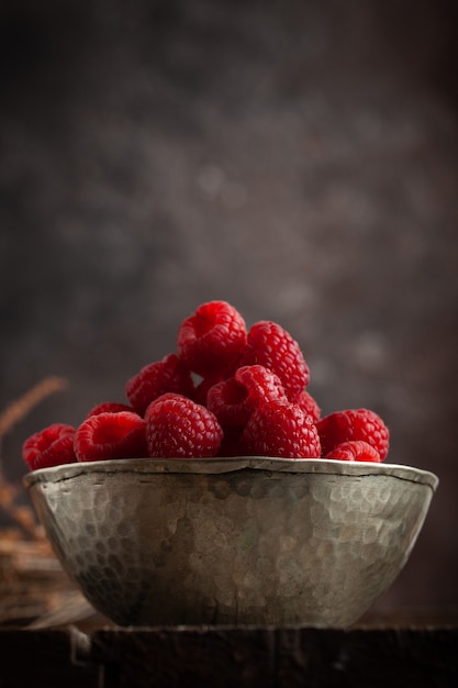 Himbeeren auf Naturholztisch.