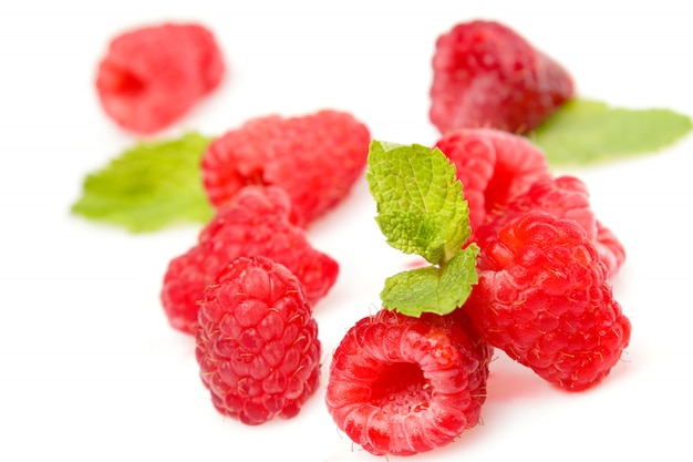 Himbeeren auf weißem Hintergrund