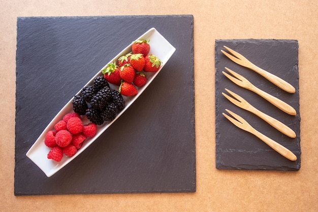 Himbeeren, Brombeeren und Erdbeeren auf einem Teller