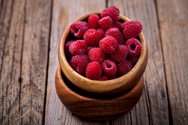 Himbeeren in einer Holzschale