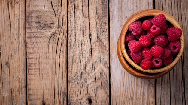 Himbeeren in einer Holzschale