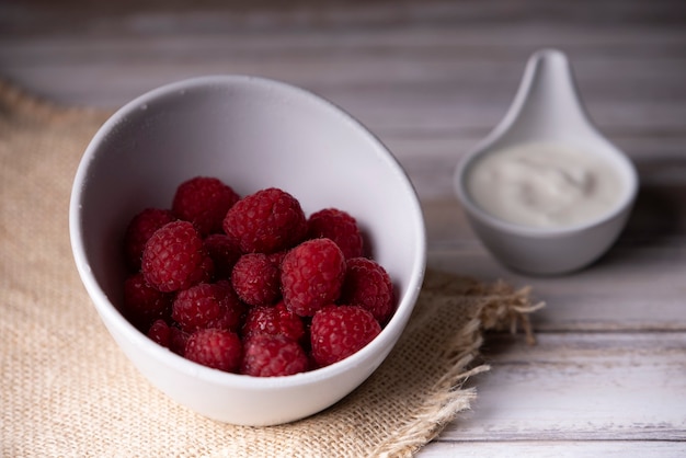 Himbeeren in einer weißen Tasse