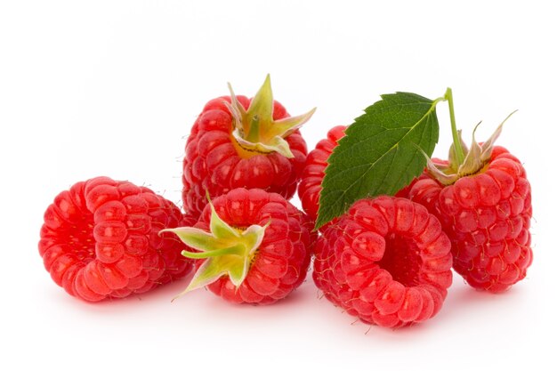 Himbeeren isoliert auf weißer Oberfläche.