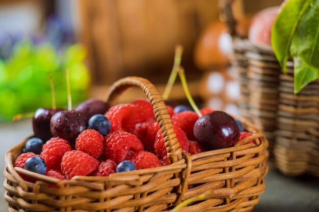 Himbeeren, Kirschen und Blaubeeren im Korb