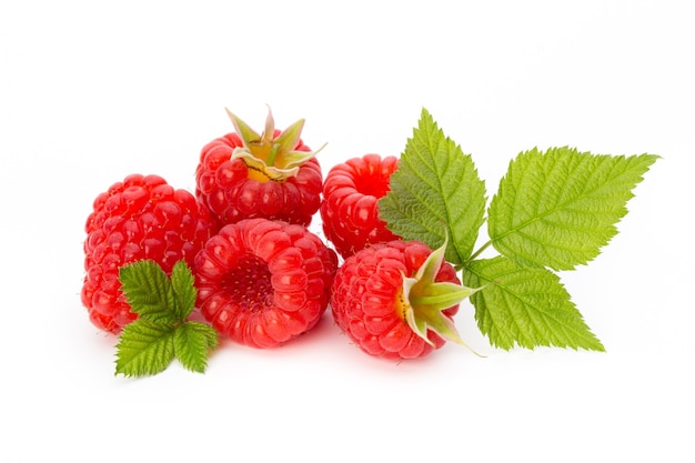 Himbeeren lokalisiert auf weißem Hintergrund.