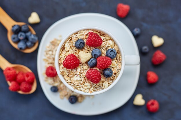 Himbeeren und Blaubeeren auf blau