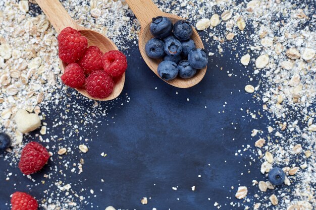 Himbeeren und Blaubeeren auf blauem Hintergrund