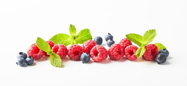 Himbeeren und Blaubeeren auf weißem Hintergrund