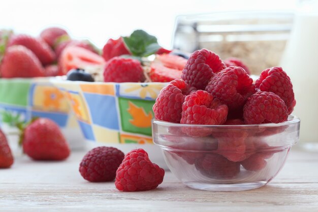 Himbeeren und Haferflocken auf einem Holztisch