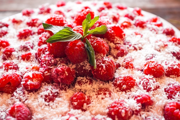 Himbeerkäsekuchen mit minze nahaufnahme