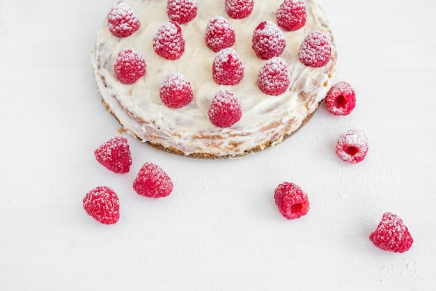 Himbeerkuchen auf einer weißen Tabelle