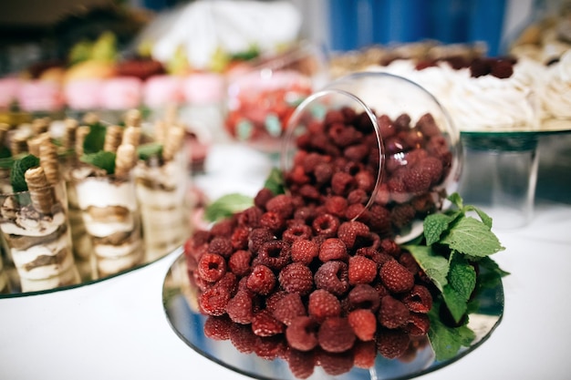 Himbeerkuchen auf Hochzeitstisch köstliches Obst handgemachtes Dessertx9