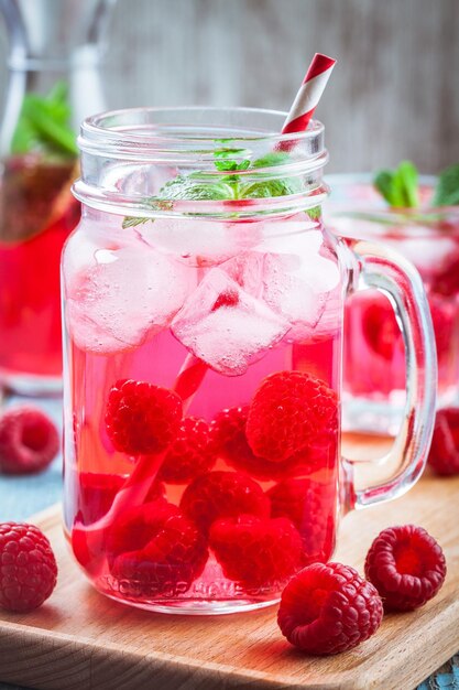 Himbeerlimonade im Weckglas mit Eis und Minze